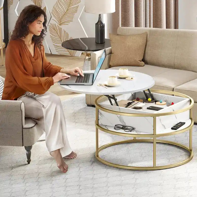 Table basse relevable ronde, plateau marbré blanc et piètement doré