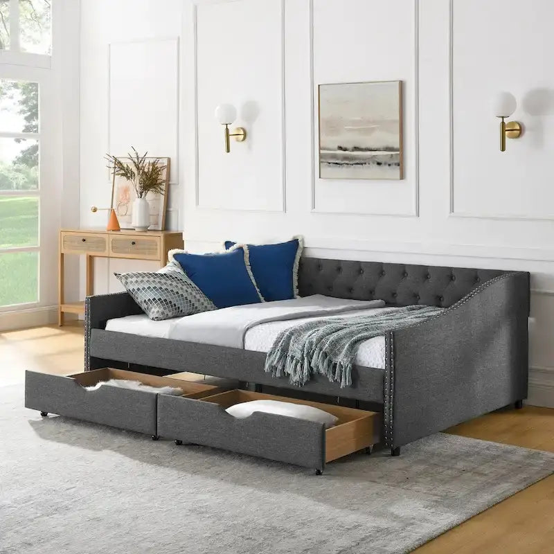 Lit de repos pleine grandeur avec tiroirs, rembourré, capitonné, avec boutons au dos et clous en cuivre sur les accoudoirs ondulés
