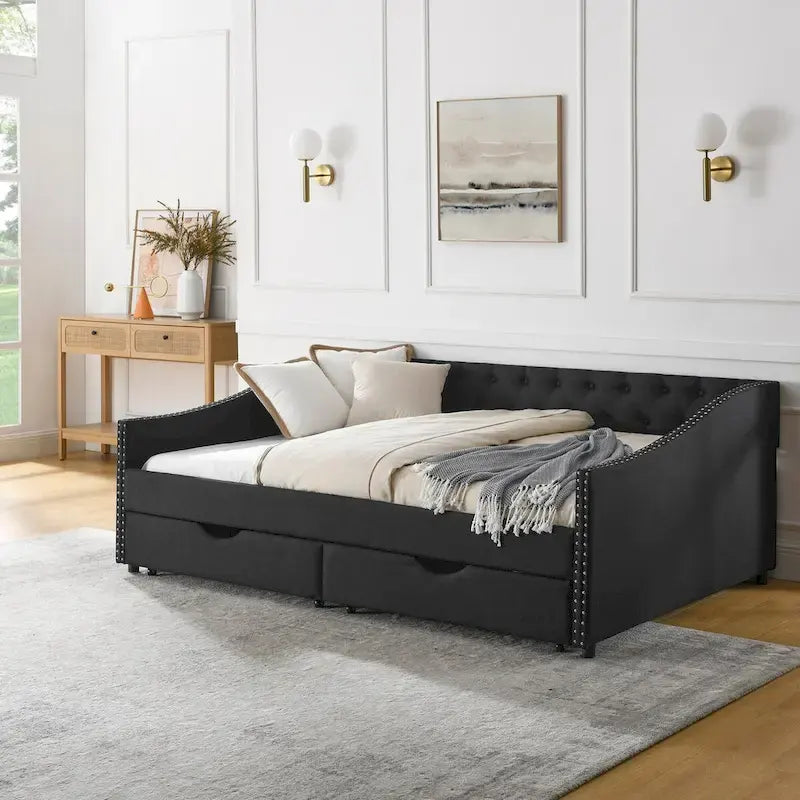 Lit de repos pleine grandeur avec tiroirs, rembourré, capitonné, avec boutons au dos et clous en cuivre sur les accoudoirs ondulés